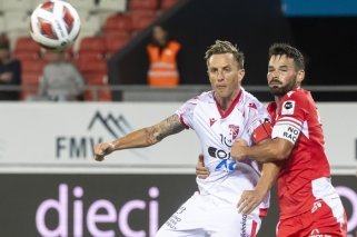 Reto Ziegler au duel avec le défenseur du FC Thun, Marco Buerki